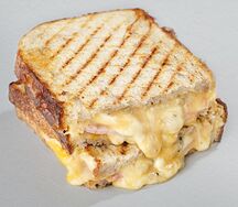 Половина грилд-чиза с ветчиной, сыром и трюфелем из пекарни Футура