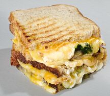 Грилд-чиз с индейкой и песто из пекарни Футура