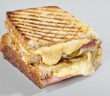 Половина грилд-чиза с говядиной из пекарни Футура