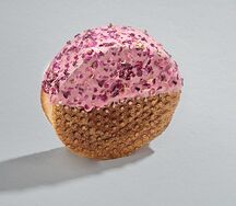 Круглый круассан с черной смородиной из пекарни Футура