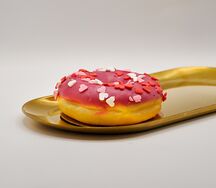 Донат с клубничной начинкой 