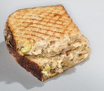 Половина грилд-чиза с салатом из тунца из пекарни Футура