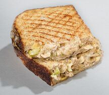 Грилд-чиз с салатом из тунца из пекарни Футура