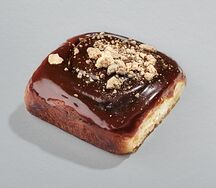 Синнабон с мисо-карамелью из пекарни Футура