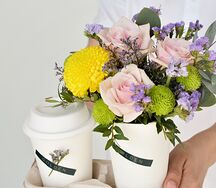 Букет в стаканчике и кофе