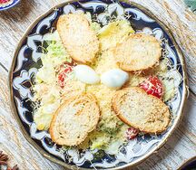 Салат Цезарь с курицей