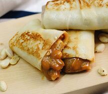 Блины с вареной сгущенкой и арахисом