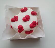 Бенто-торт Сердце Белое с красными сердечками