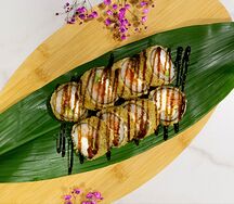 Жареный ролл с лососем