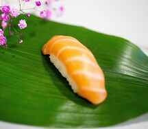 Суши с лососем