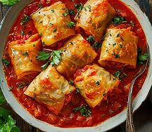 Голубцы с мясом в томатно-овощном соусе