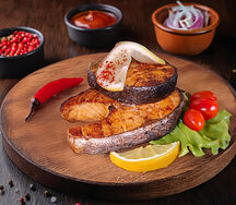 Стейк из семги на гриле с овощами и зеленью