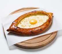 Пирог с молодым сыром и яйцом