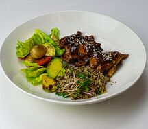 Курица терияки с киноа и овощами