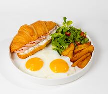 Круассан с окороком и глазуньей