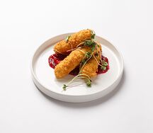 Жареный сыр с брусничным соусом