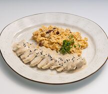 Скрембл с курицей, вялеными томатами кунжутным соусом 