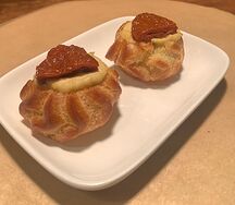 Профитроли с хумусом и вялеными томатами