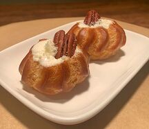 Профитроли с пармезановым муссом и орехом пекан