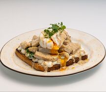 Большой тост с курицей, крем-чизом и яйцом пашот