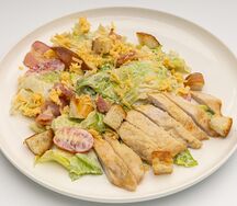 Цезарь с цыпленком и беконом