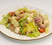 Салат с орехами, моцареллой, грушей, томатами черри и опаленым беконом 