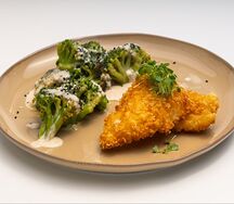 Палтус в хрустящей панировке с брокколи и ореховым  соусом