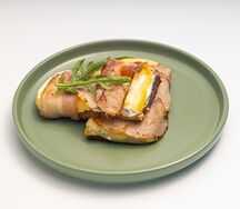 Сэндвич с сыром и жареным беконом