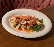 Теплый салат с морепродуктами и итальянской заправкой