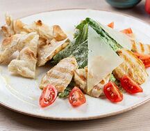 Салат с романо с соусом Цезарь и курицей