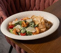Салат с романо, соусом Цезарь и креветками 