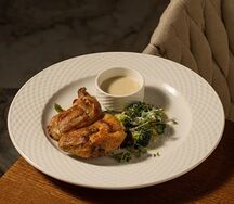 Маринованный цыплёнок с брокколи и соусом горгонзола