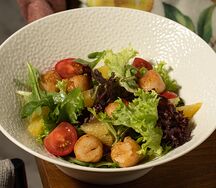 Салат с гребешком и соусом манго-маракуйя
