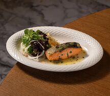 Лосось с лимонным соусом и каперсами 