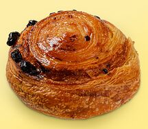 Улитка с изюмом и заварным кремом