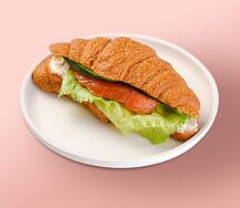 Круассан с лососем