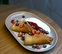 Блины со сметаной и джемом