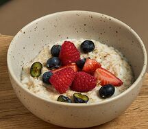 Каша овсяная с ягодами