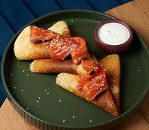 Блины с лососем и творожным кремом
