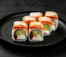 Ролл с опаленным лососем и кунжутным соусом