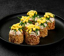 Ролл с крабом, авокадо и соусом манго