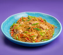 Вок с фунчозой и курицей