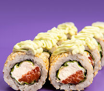 Ролл с лососем и соусом Шисо