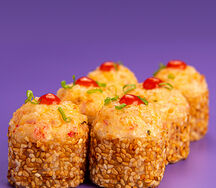 Запеченный ролл с креветкой и соусом спайси