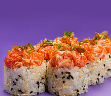 Ролл с лососем и Кимчи Майо