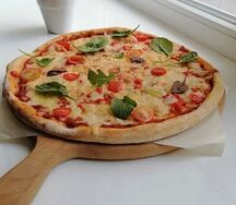 Пицца Маргарита с соусом песто