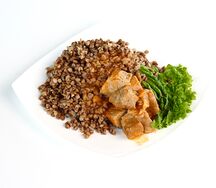 Гуляш из свинины с гречневой кашей