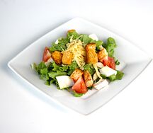 Салат Цезарь с курицей