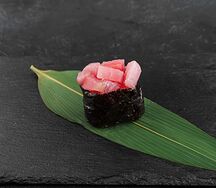 Гункан с тунцом