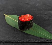 Гункан с красной икрой